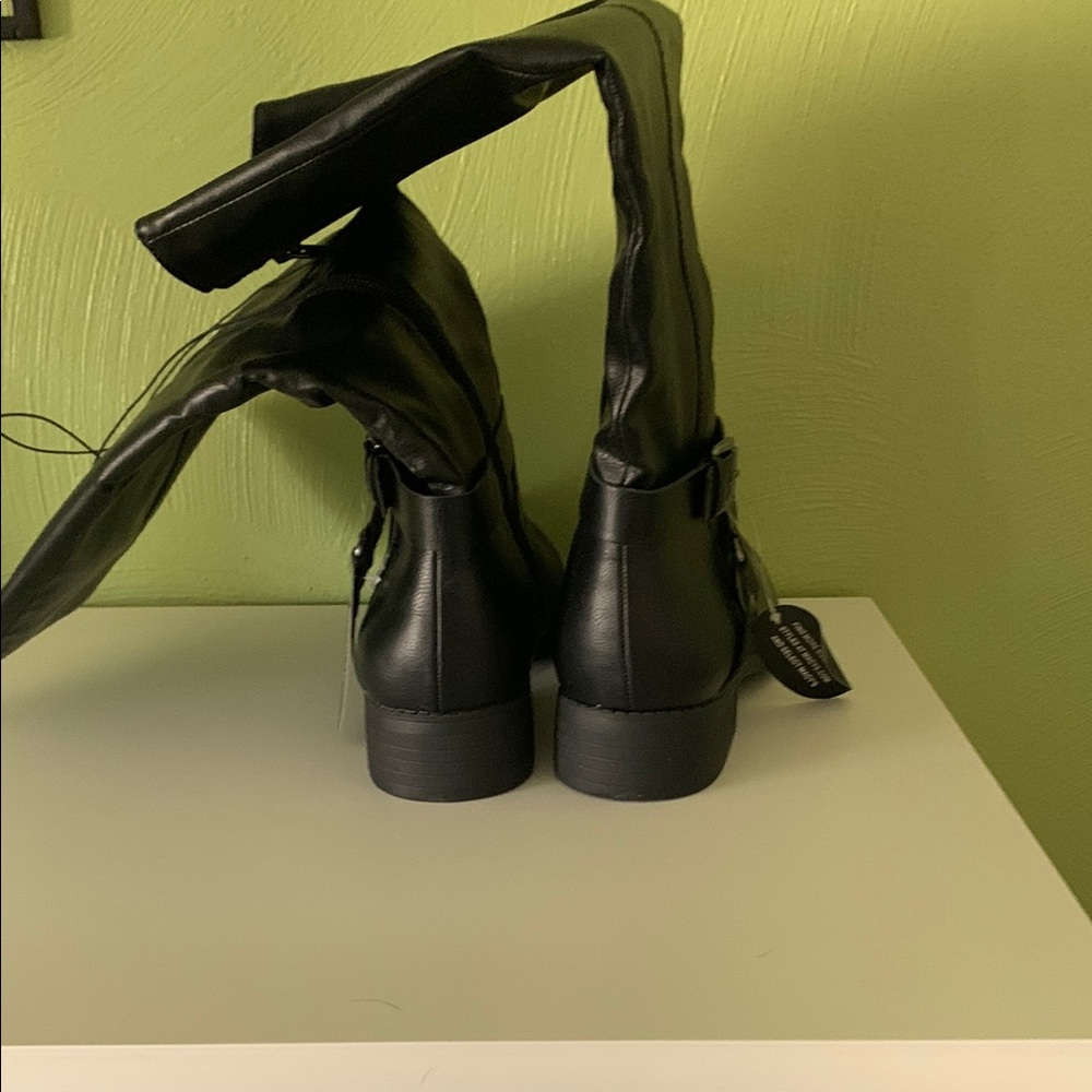 Women's Black Knee-High Boots - Picture 6 of 10